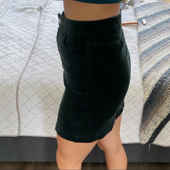 Green suede skirt! Size 2 never worn. - Picture 2 of 6